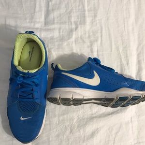 Nike size 9 blue shoes